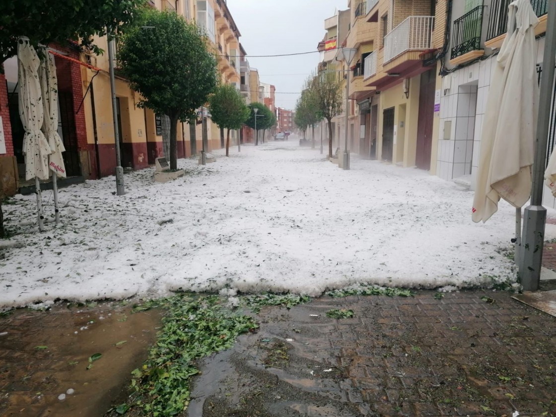 Una intensa tormenta de granizo daña farolas y lunas de vehículos en Andorra