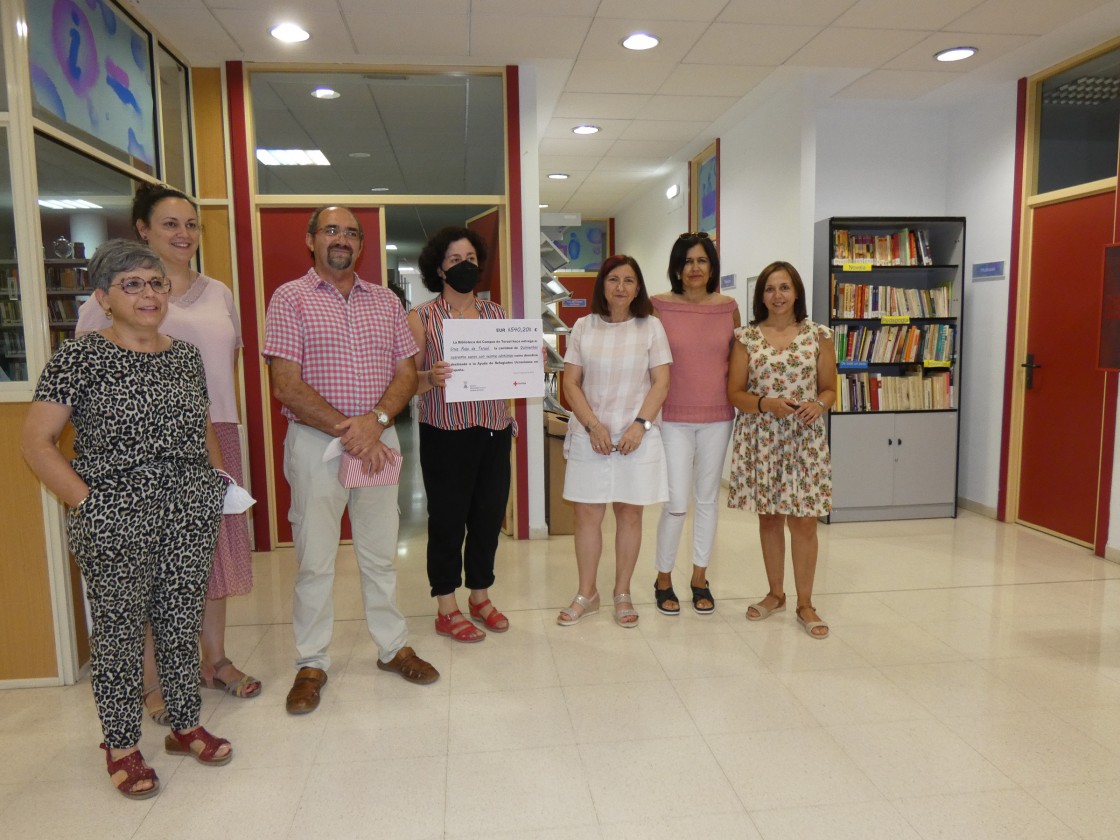 La Biblioteca del Campus de Teruel dona 540 euros a Cruz Roja para los refugiados