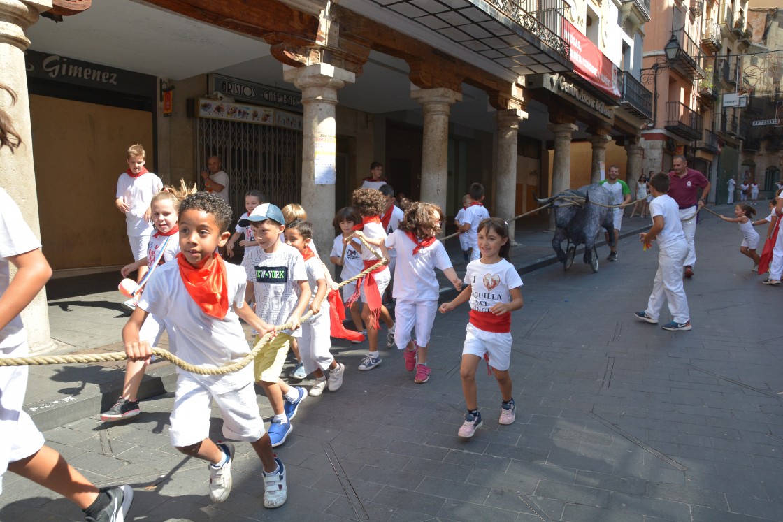 Los niños y niñas se entretienen con los carretones pero echan en falta a los becerros