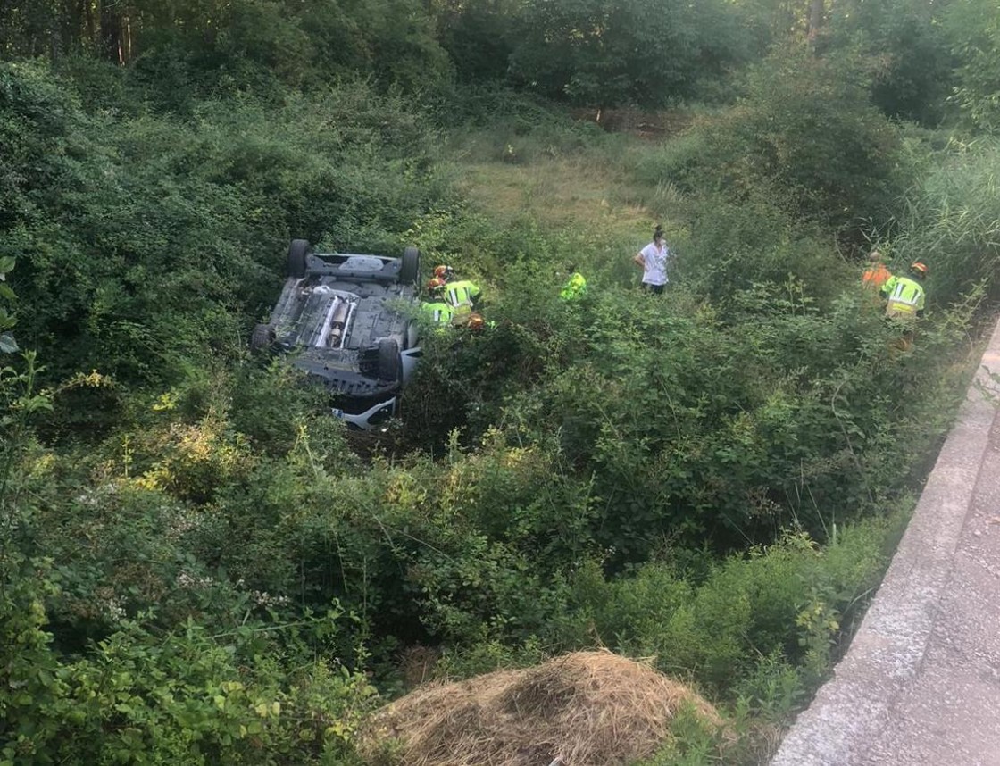 Dos heridos leves tras volcar su vehículo en Mas de la Cabrera