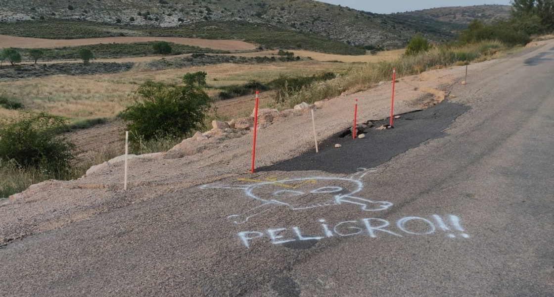 Quejas en forma de pintadas en la pista de Castellote a Molinos por los baches del firme