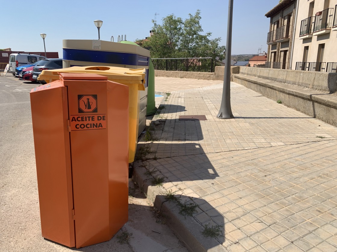 El Ayuntamiento de Alcañiz instala 15 contenedores para reciclar aceite doméstico usado