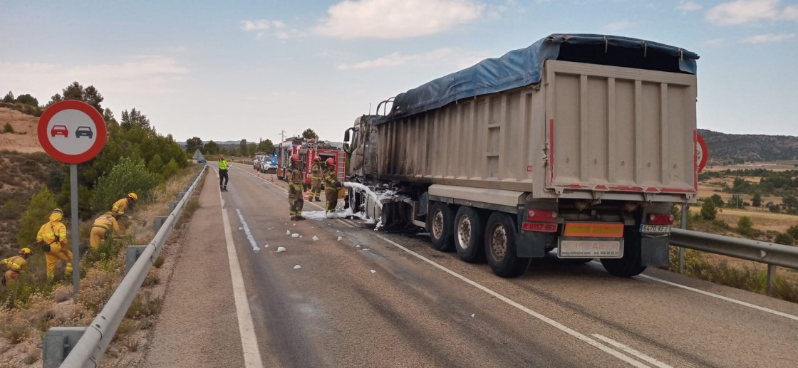 El incendio de un camión sin víctimas corta la carretera A-225 en Aguaviva