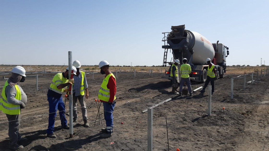 Endesa está empleando a más de 400 trabajadores en el desmantelamiento de la térmica y la construcción de su primer parque solar en Andorra