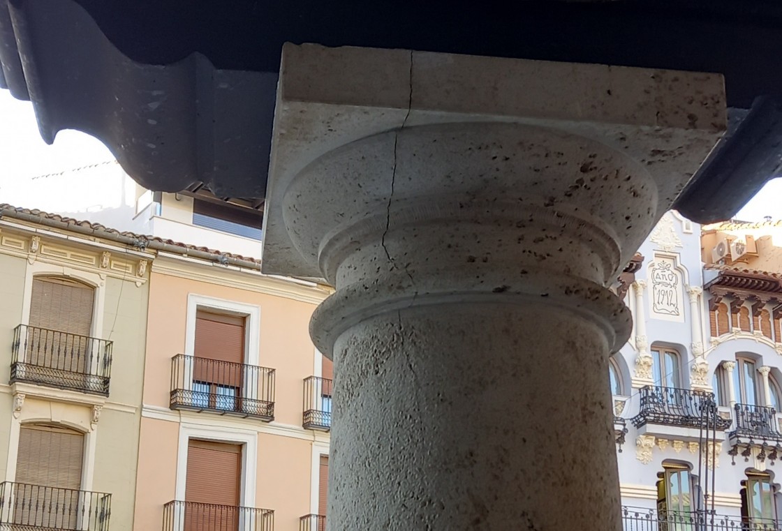 Retirada la queja sobre la grieta en un capitel de una columna de la plaza del Torico