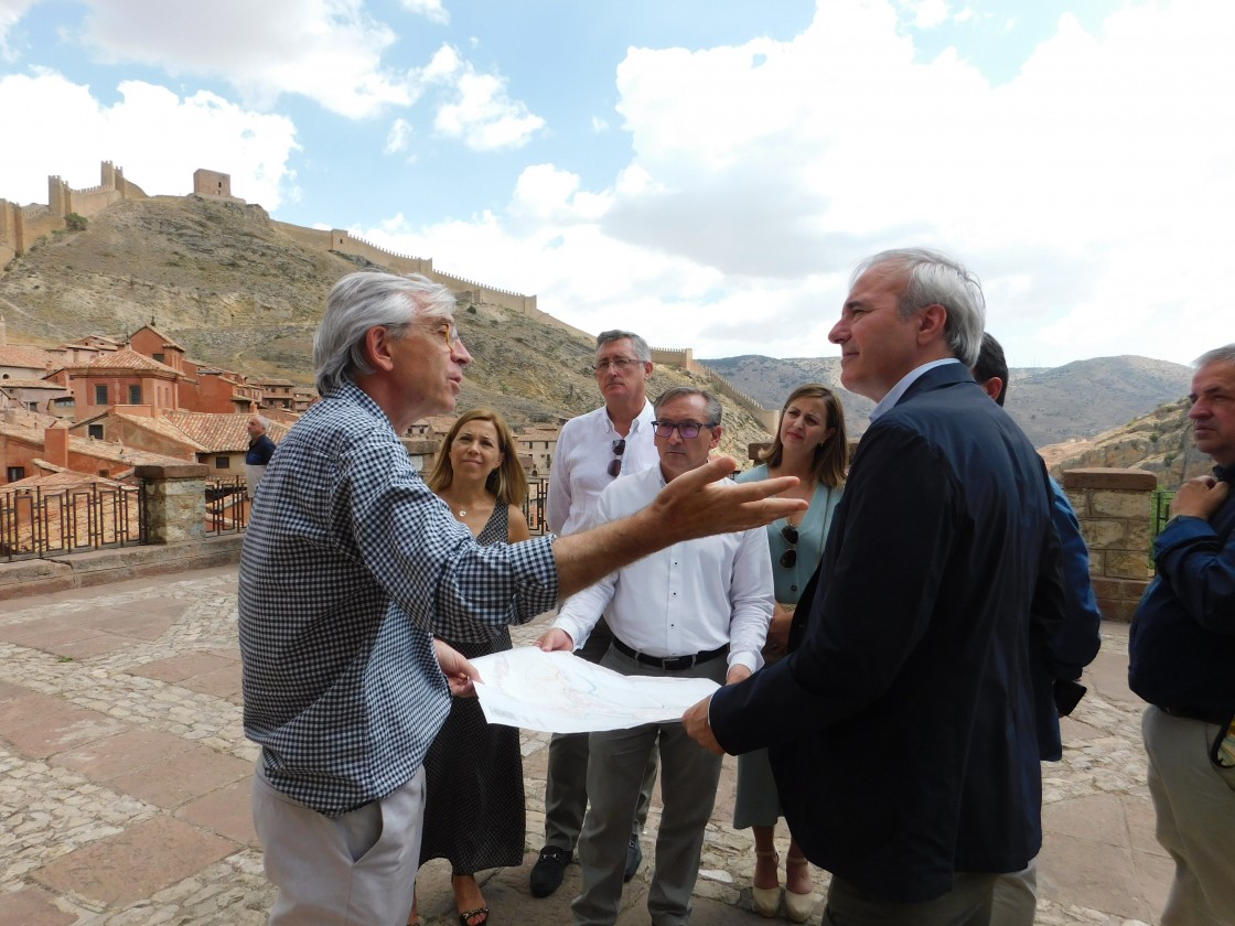 Jorge Azcón reclama más compensaciones en Albarracín por los daños de los ciervos