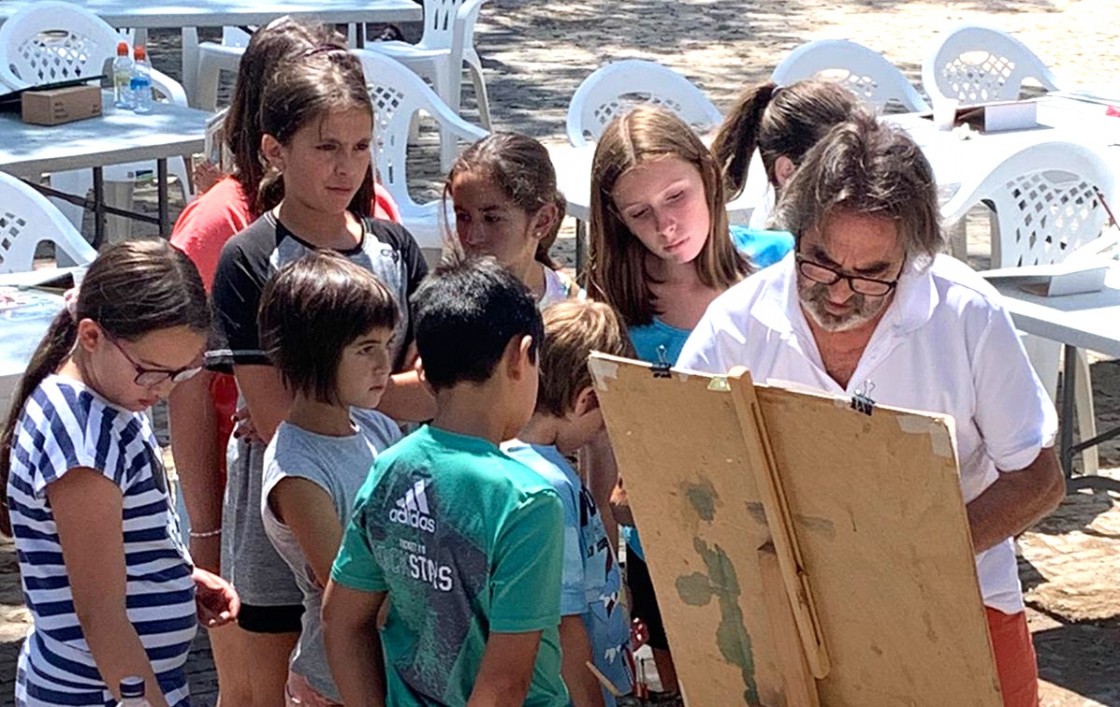 Los niños de Villarroya aprenden sobre acuarelas y patrimonio a través de su torre