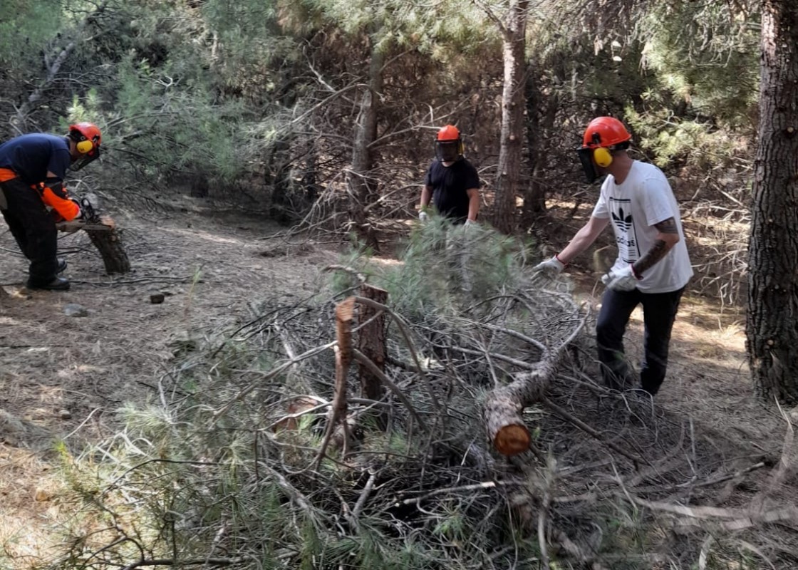 El Ayuntamiento de Andorra emplea a tres jóvenes para trabajar en la limpieza de los montes