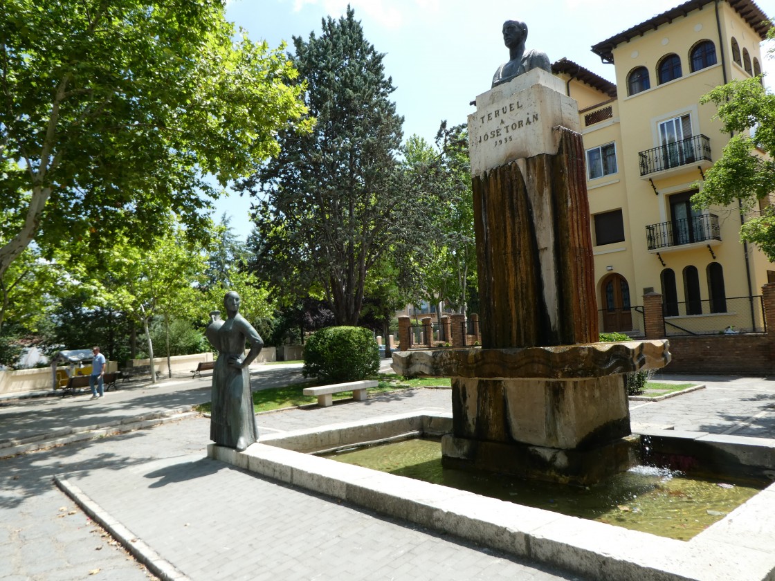 El monumento al ingeniero José Torán y su entorno mejorarán su imagen