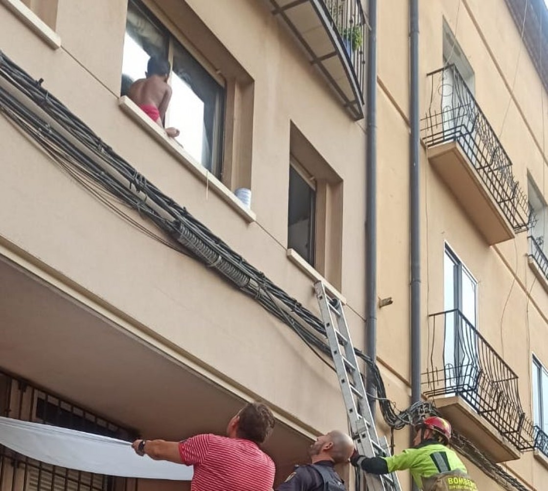 Policía Nacional, Policía Local  y Bomberos rescatan a un niño del alfeizar de una ventana con riesgo claro de caída