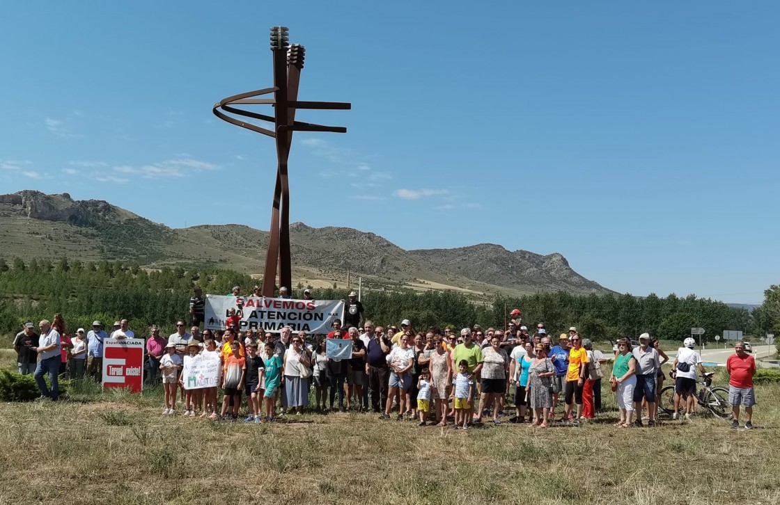 Concentración ciudadana espontánea en la rotonda de Montalbán para pedir más médicos