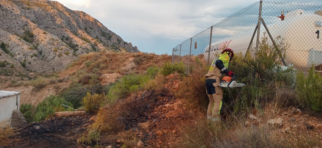 Bomberos de la Diputación de Teruel extinguen un incendio que amenazaba un depósito de gas en Castellote