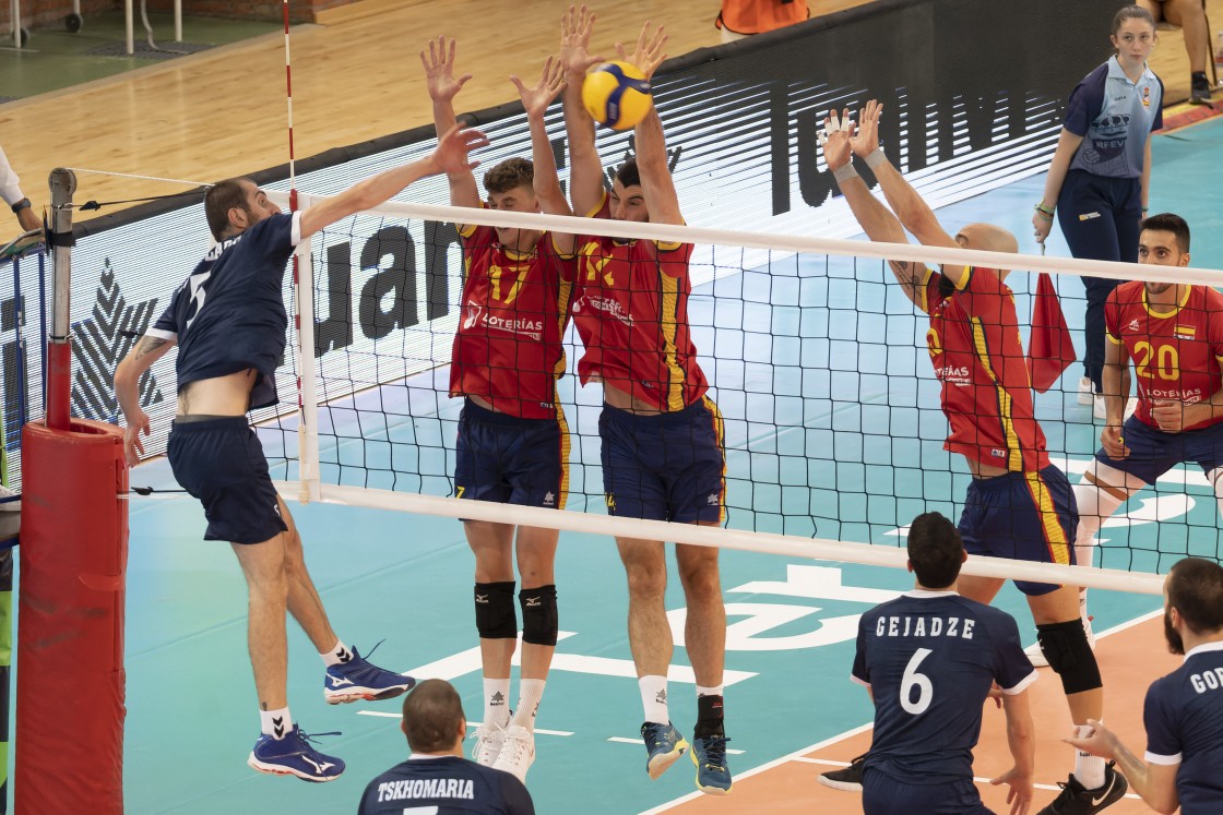 España despacha en una hora el trámite ante Georgia, la cenicienta del grupo (0-0)