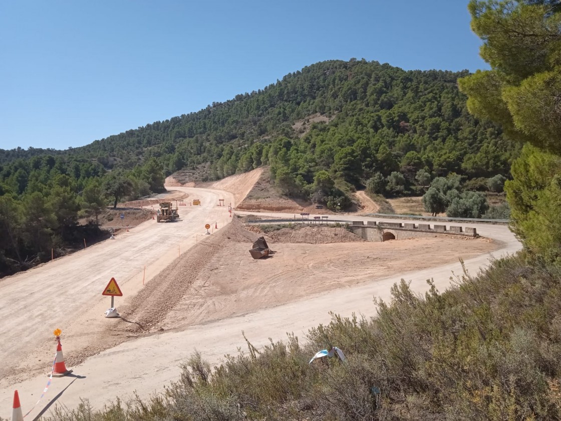 La última voladura en las obras de la carretera de Torrevelilla a Cañada será este mes