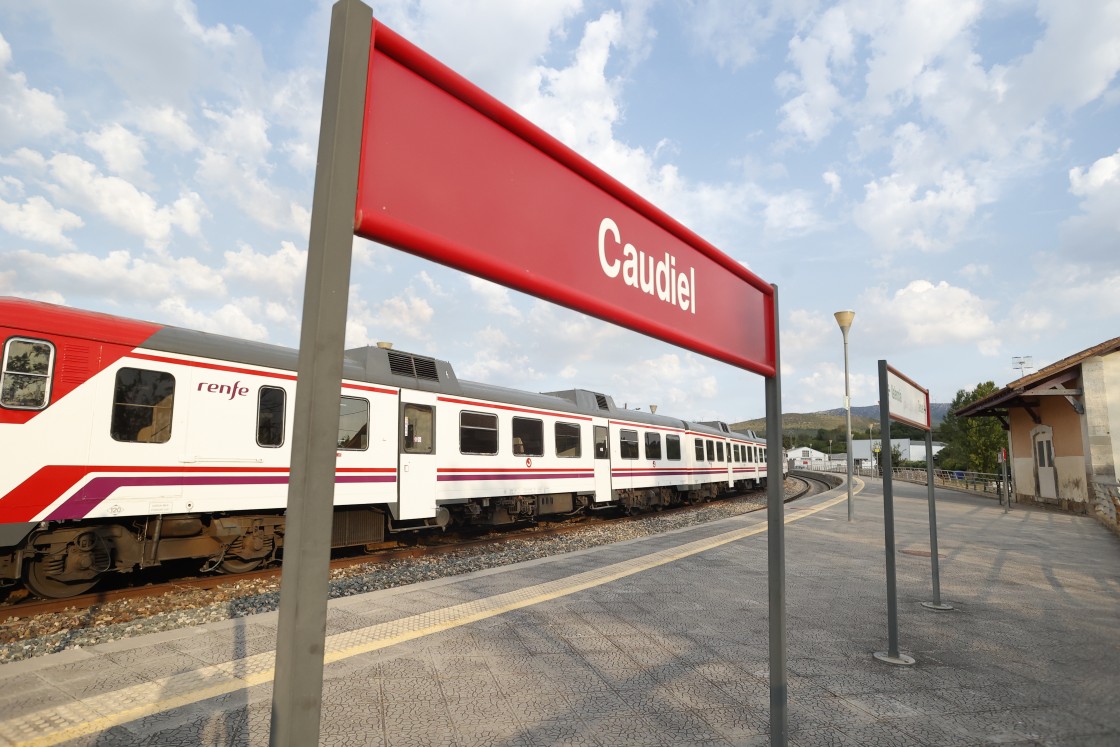 Tres heridos graves por quemaduras entre los pasajeros del tren entre Valencia, Teruel y Zaragoza al verse sorprendido por el incendio de Bejís