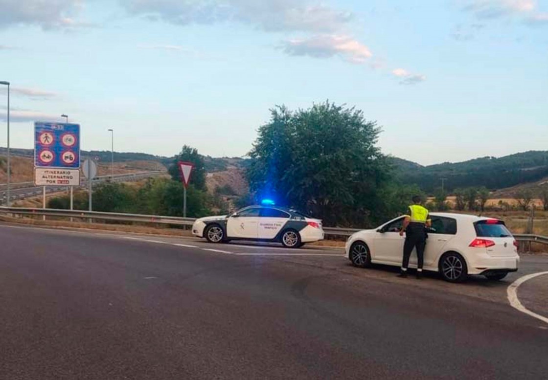 Investigado un conductor por duplicar la tasa de alcohol e ir haciendo zig-zag por la autovía con sus hijos menores dentro del coche