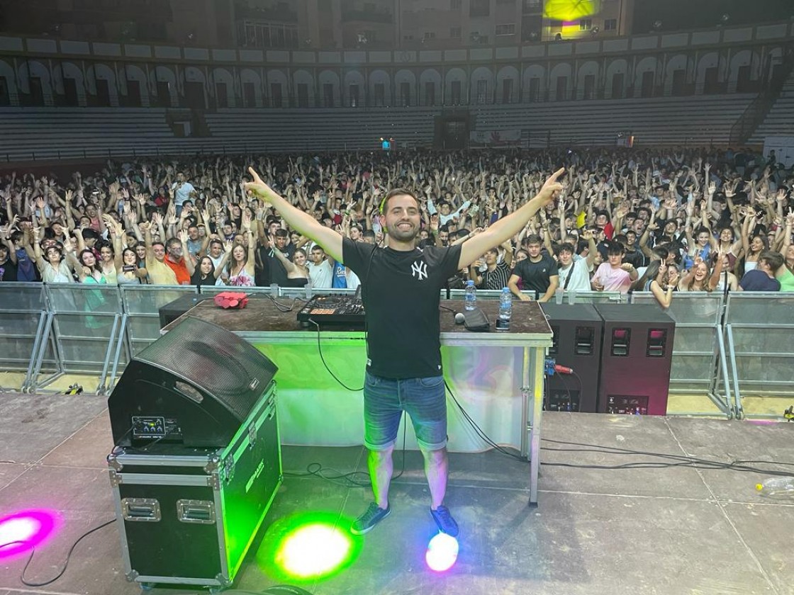 Javier Clemente, 'DJ Poyo': “El mes de agosto es una locura, tengo más actuaciones que días”