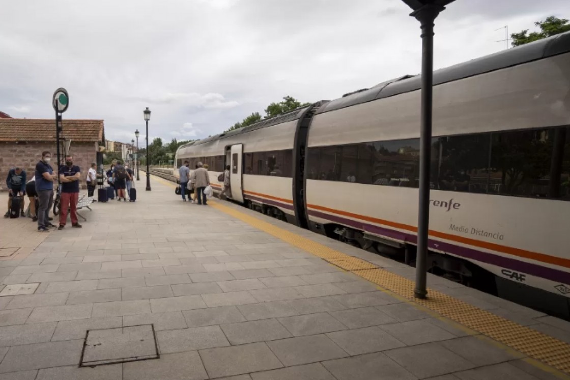 Renfe recuerda que la normativa no obliga a tener interventores en media distancia y que la función de estos trabajadores no es la seguridad