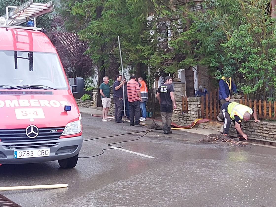 Una fuerte tormenta desborda el río e inunda cinco casas del barrio de La Vega en Alcalá de la Selva