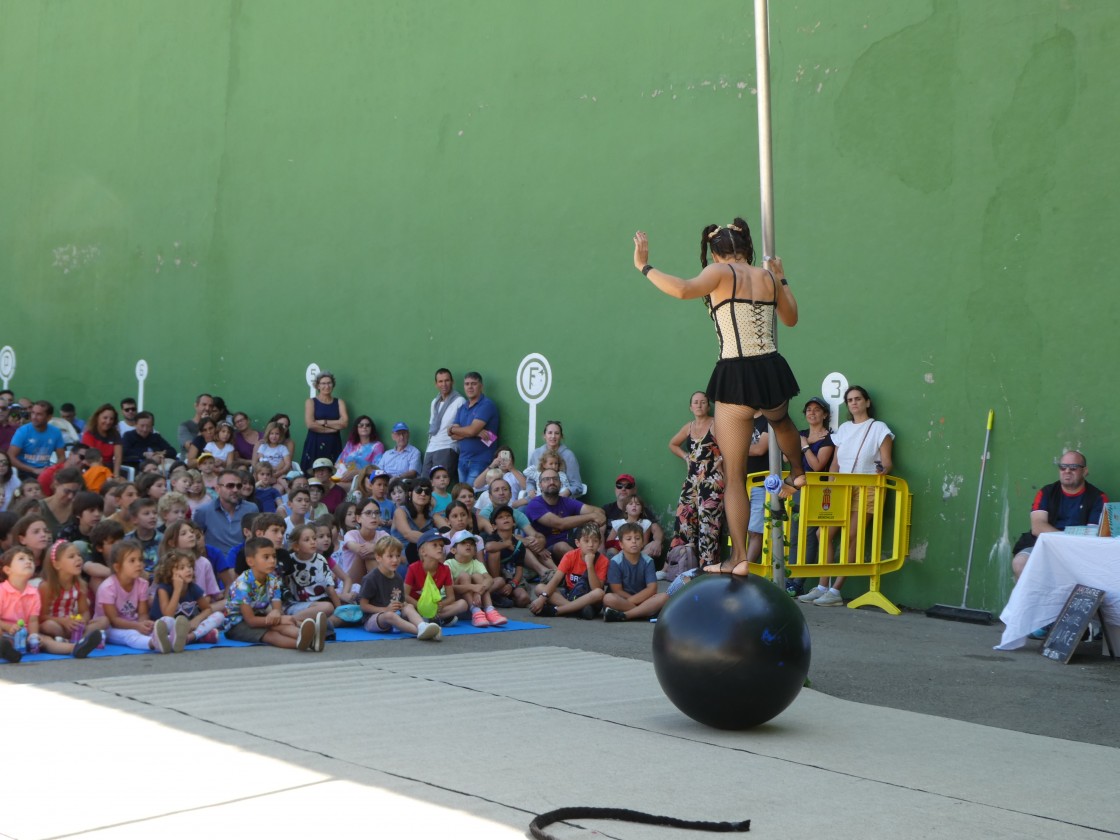 El festival Carabolas, el único de títeres y clown de Teruel, reúne en Bronchales  a 3.000 espectadores