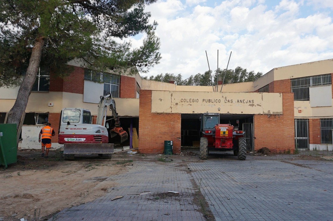 Comienza la demolición del antiguo colegio de Las Anejas y los módulos de la residencia en el Campus