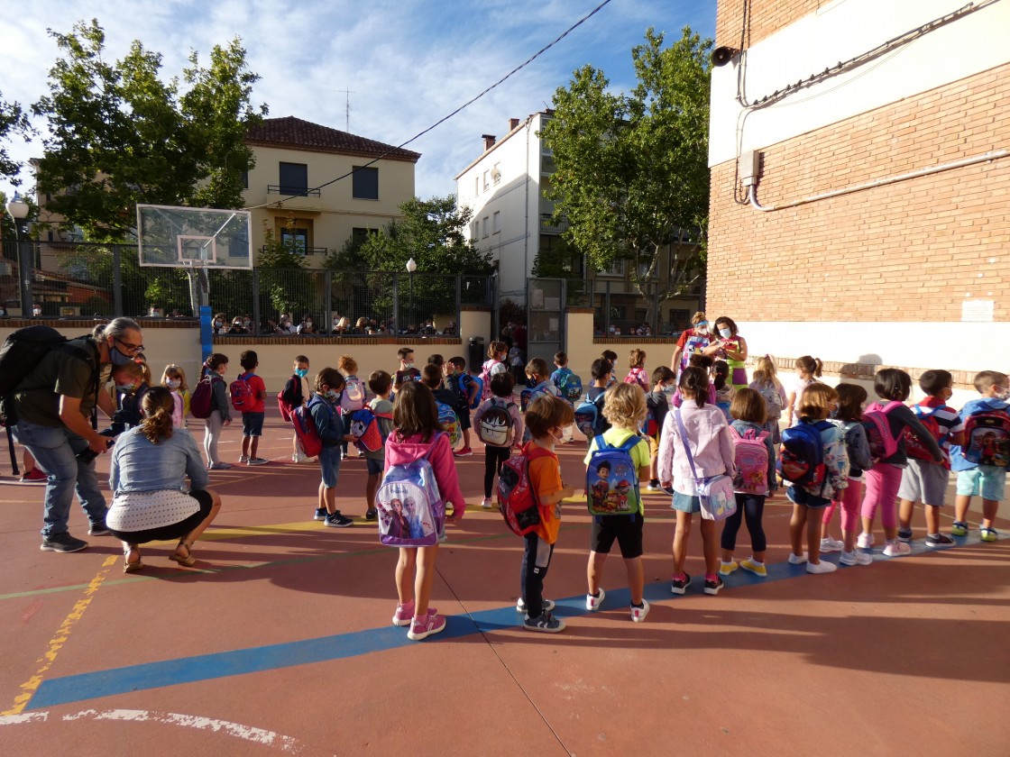 Sanidad elimina de las aulas la necesidad de ventilación permanente y la distancia interpersonal en comedores