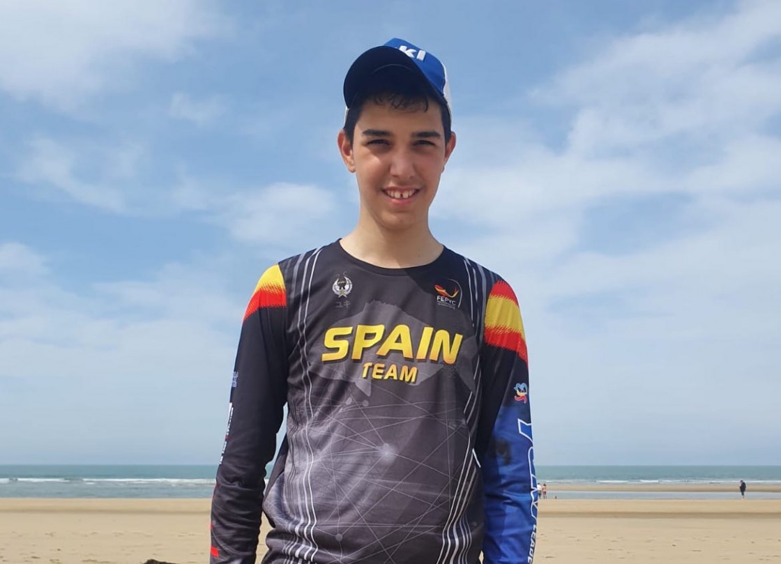 Pau Carilla Hernández, campeón de surfcasting de España y del Mundo U-16: “Si en cinco minutos no pica un pez, hago cambios en la caña; no hay que esperar demasiado”