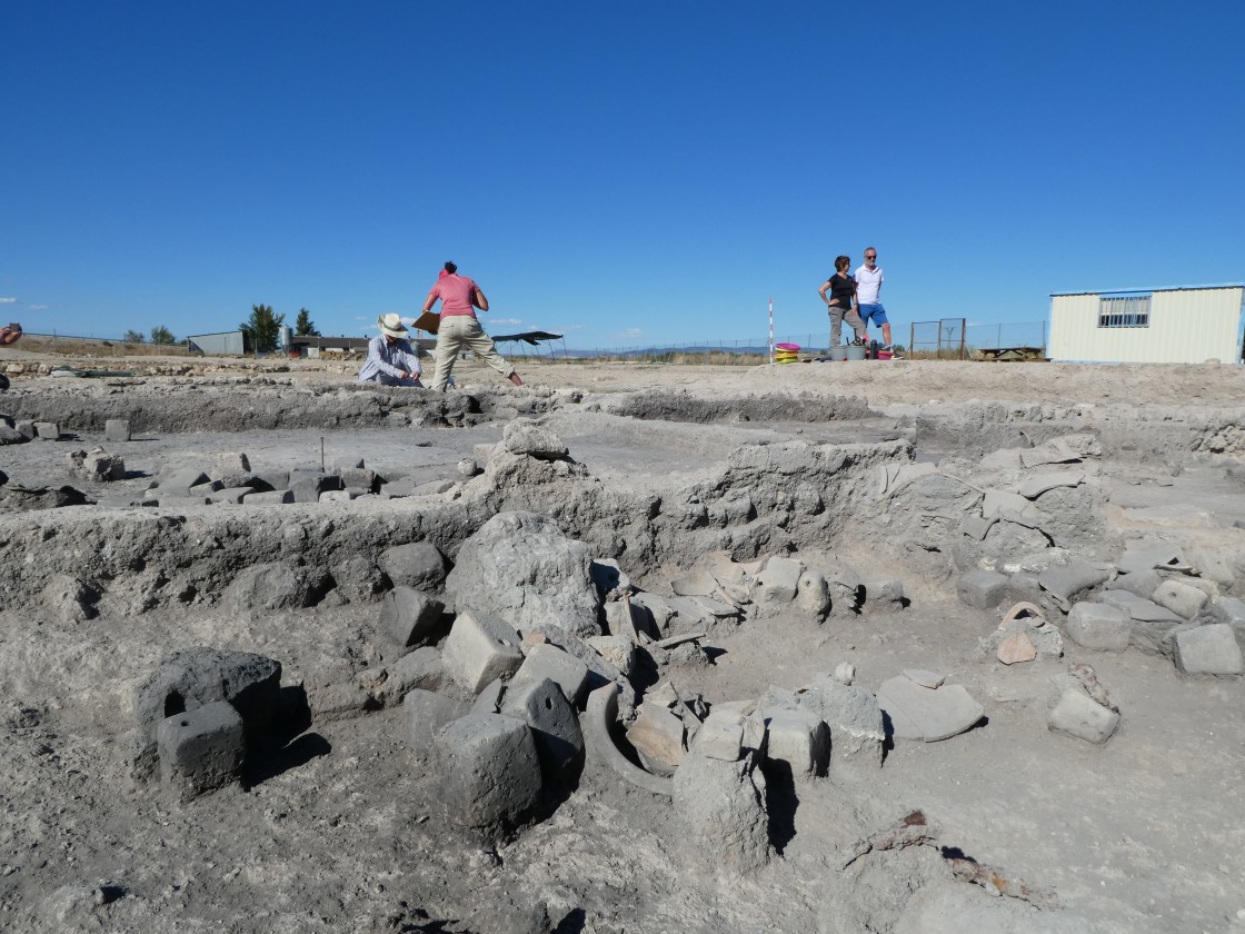 Localizan 160 pesas  de cuatro telares en dos viviendas excavadas en el yacimiento de La Caridad de Caminreal