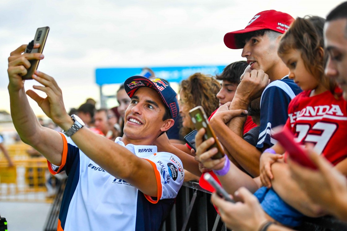 Marc Márquez se reencuentra con su público en Alcañiz entre fotos y autógrafos