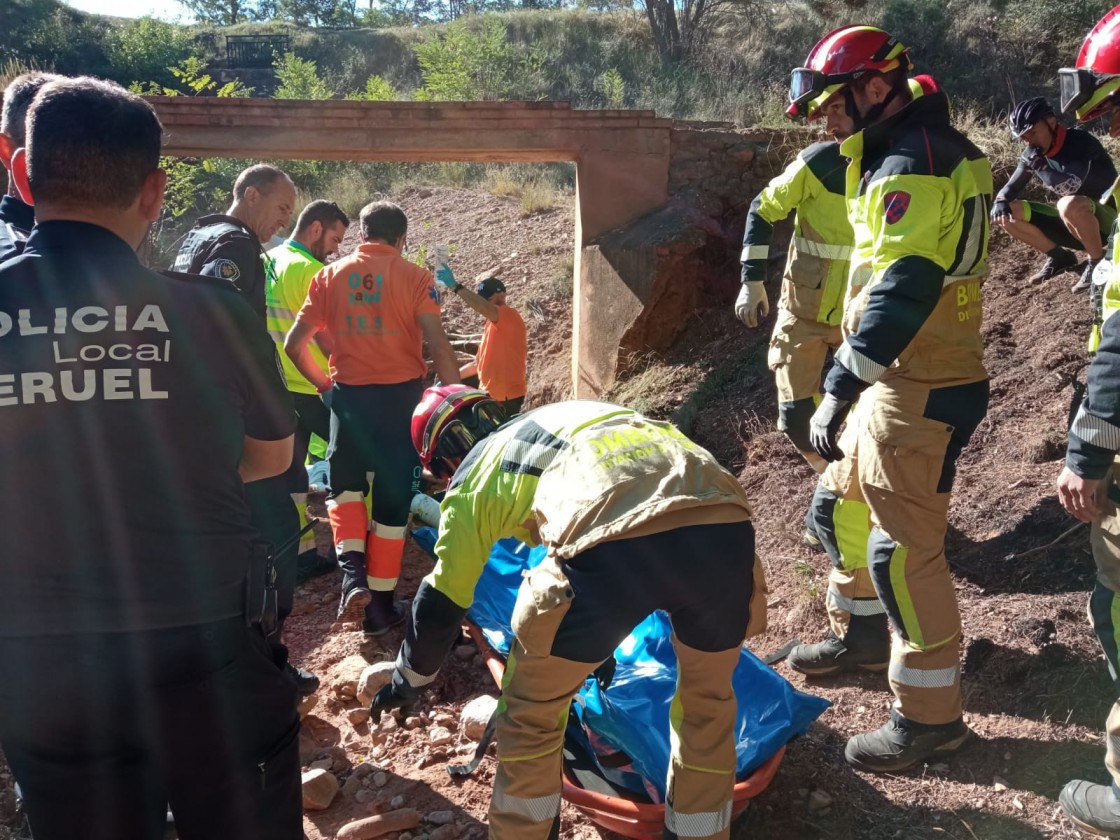 Los bomberos tienen que rescatar a dos personas que se cayeron por barrancos en Fuentecerrada y Gúdar