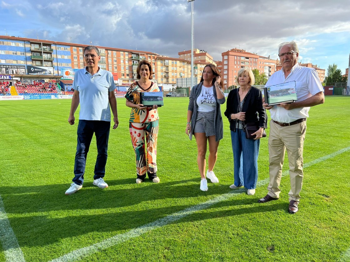 Ismael Ramón, periodista de DIARIO DE TERUEL, recibe una placa de homenaje en reconocimiento a sus 32 años escribiendo sobre el CD Teruel