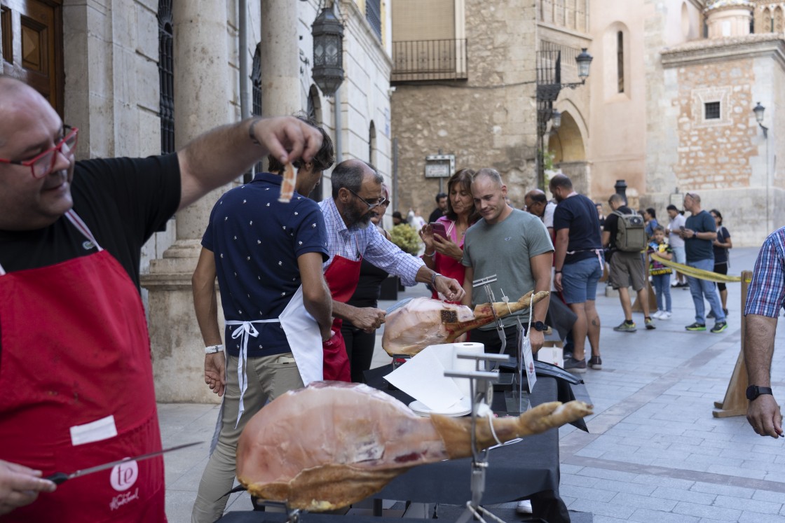 La Alpaca de Andorra exhibe el mejor plato de jamón cortado a cuchillo en la exhibición amateur de la Feria