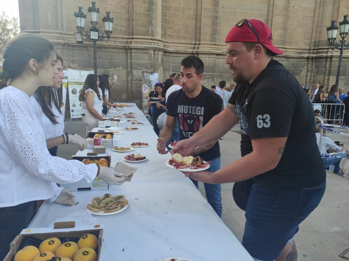 Los mejores productos de Teruel hacen las delicias en el evento gastrónomico del Gran Premio de MotoGP en Alcañiz