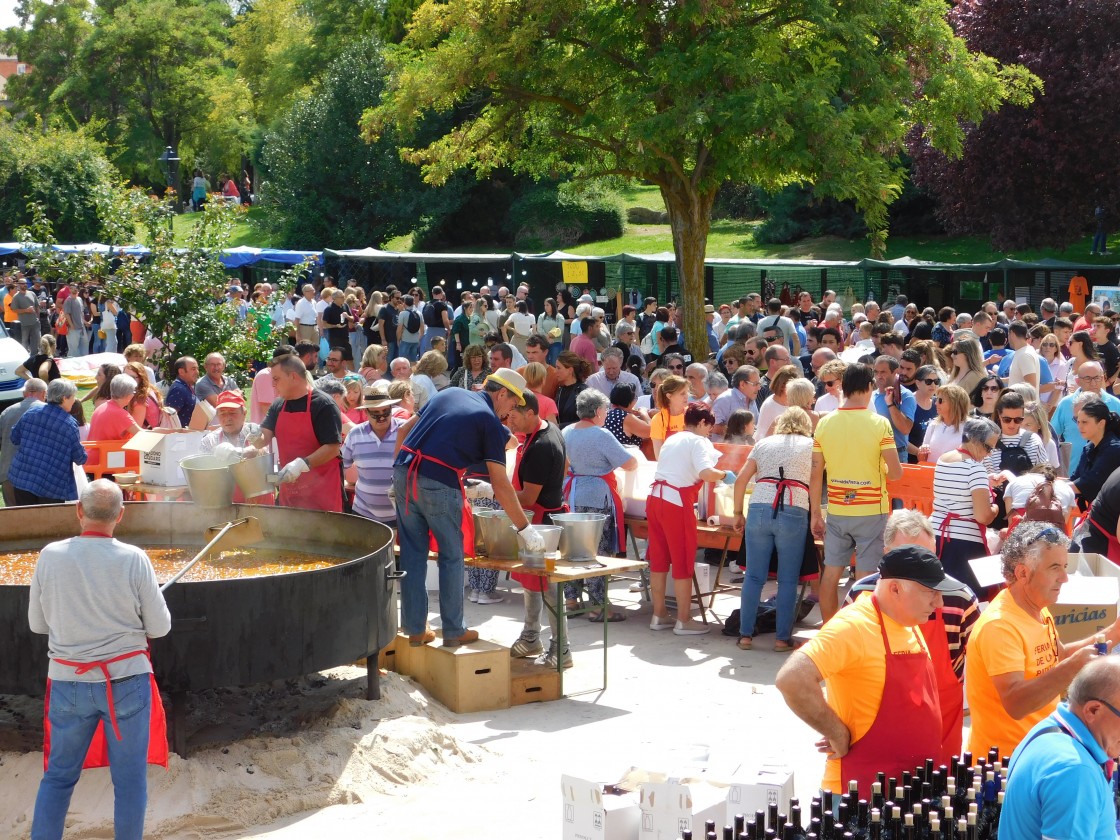 Las colas para degustar el guiso de la Feria de la Patata de Cella compiten con las de Isabel II