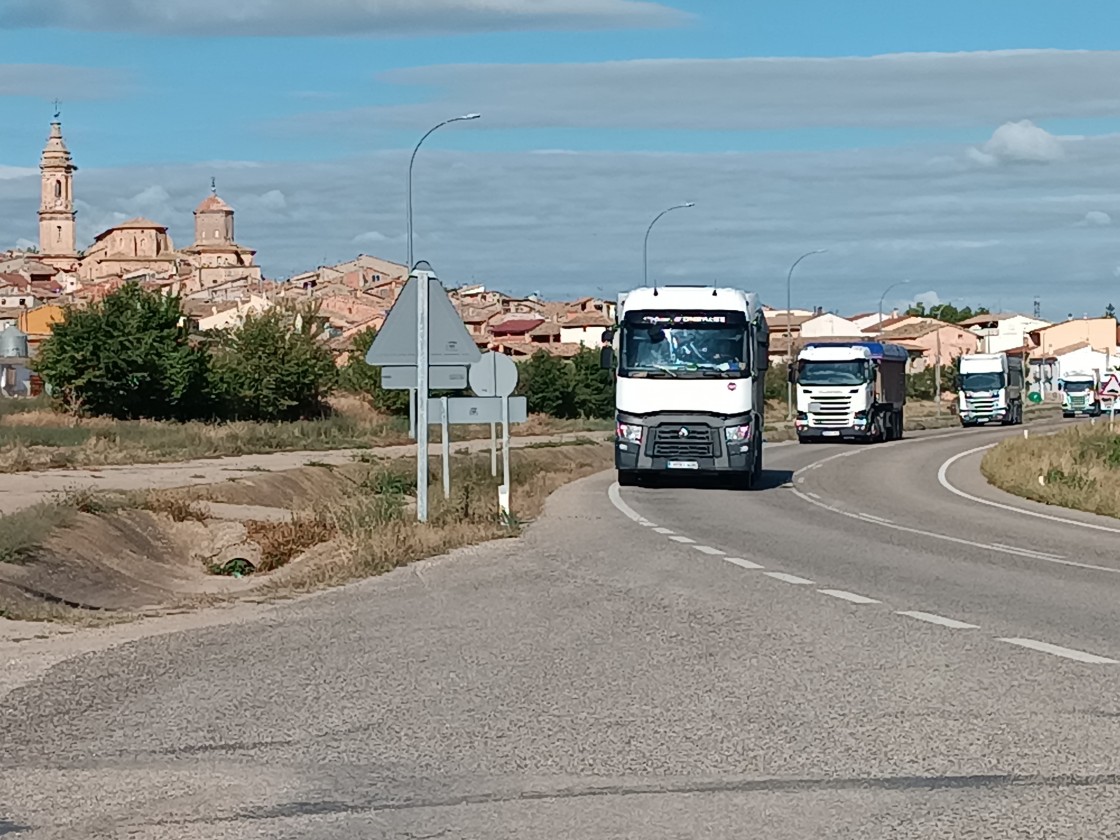 La localidad de Aguaviva pide soluciones ante el paso de más de 400 camiones diarios, la mayoría de transporte de arcillas