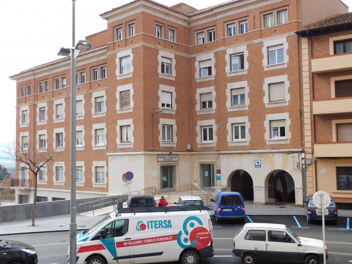 Los vecinos instan a solucionar ya el problema del ascensor del centro de salud Centro, donde no caben camillas o sillas de rueda mecanizadas