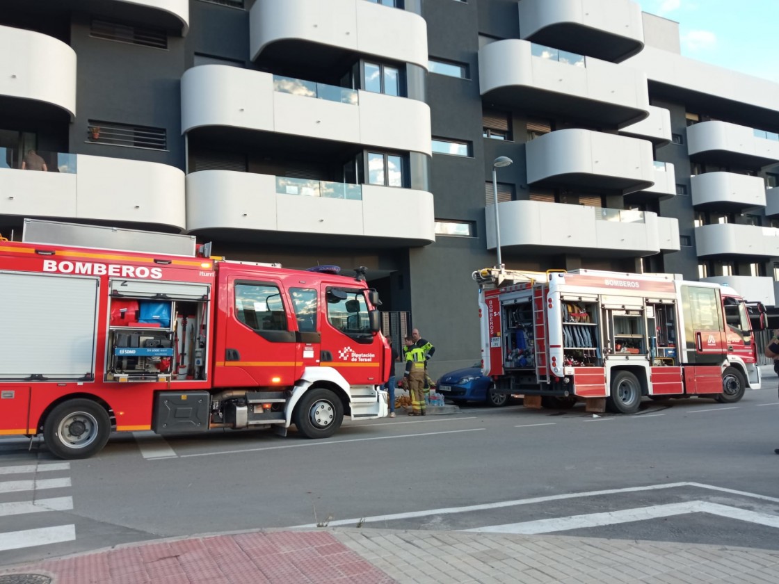 Los bomberos sofocan un incendio que se inició en el cuarto de calderas en un edificio de viviendas en Teruel