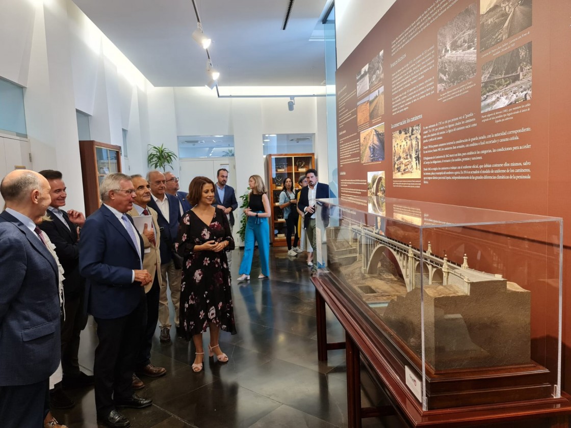 El Viaducto Viejo de Teruel ya luce en la exposición del Colegio de Ingenieros