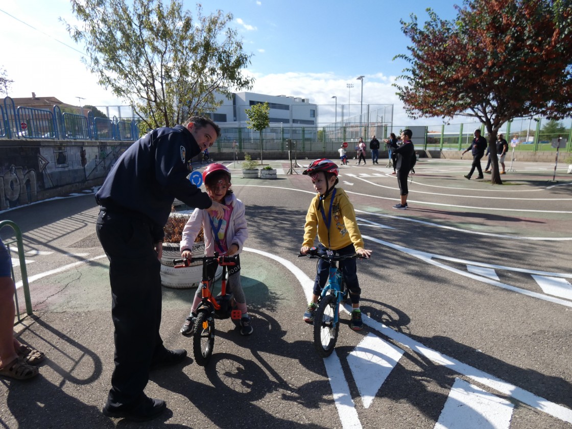 Los niños turolenses aprenden las normas de circulación de una forma muy divertida