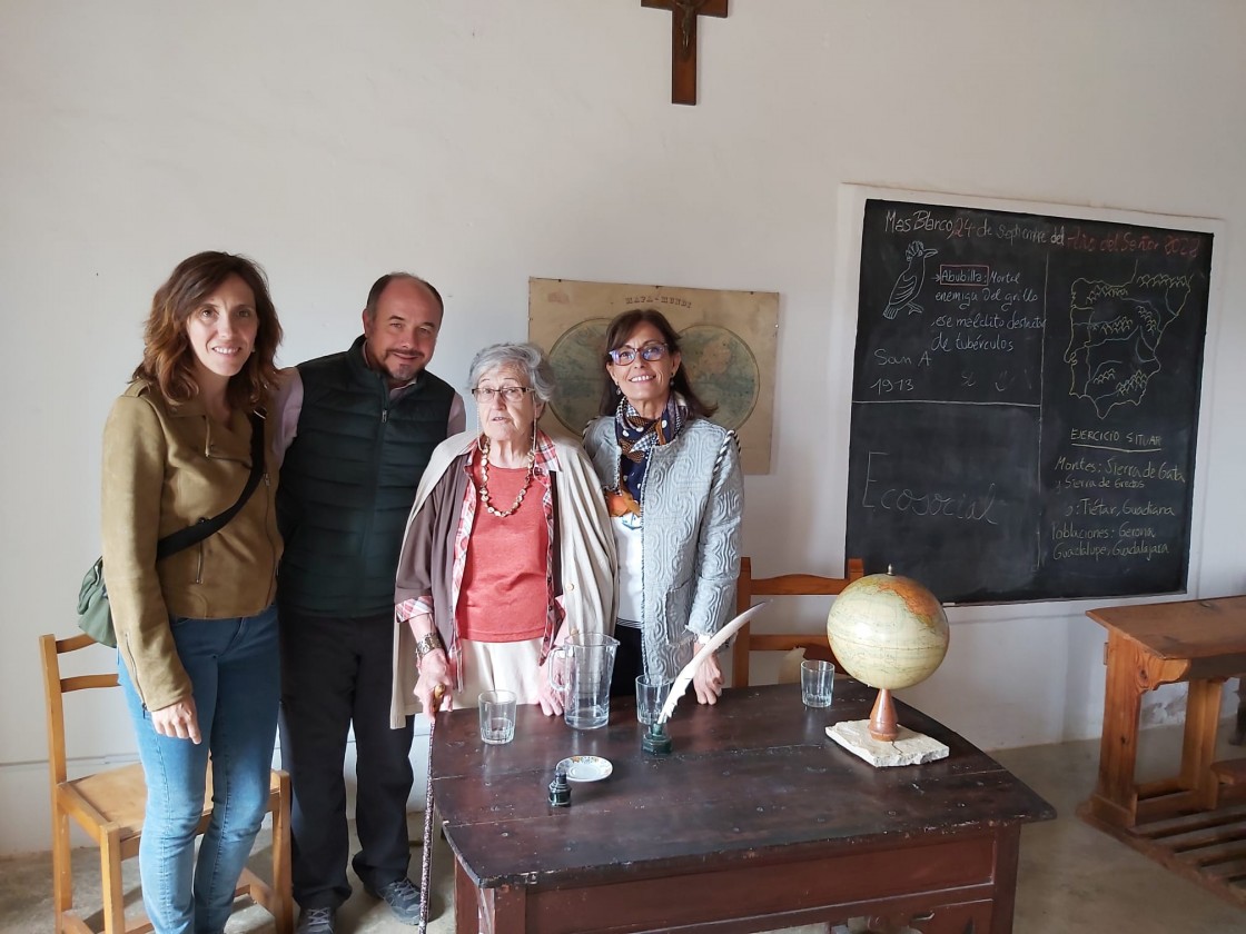 Los maestros debaten en el Mas Blanco  sobre ventajas y carencias de la escuela rural