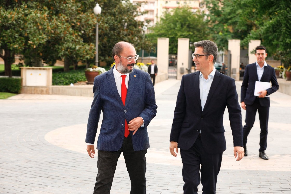 El ministro Bolaños dice en Zaragoza que el Gobierno sigue