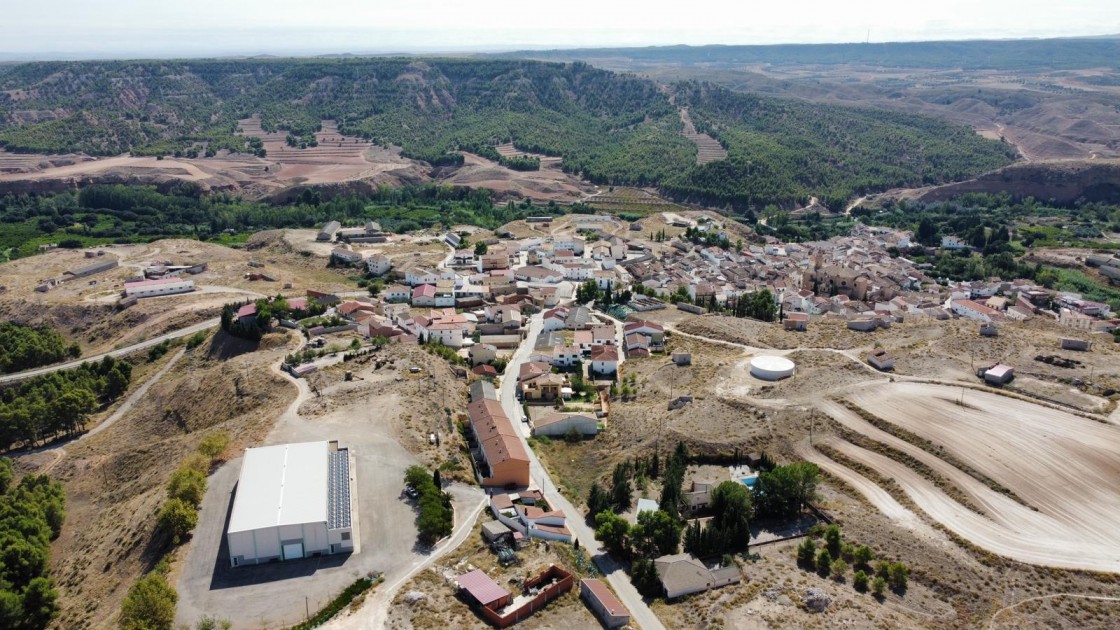 Urrea de Gaén vende energía a la red para ahorrar en la factura de luz de siete equipamientos