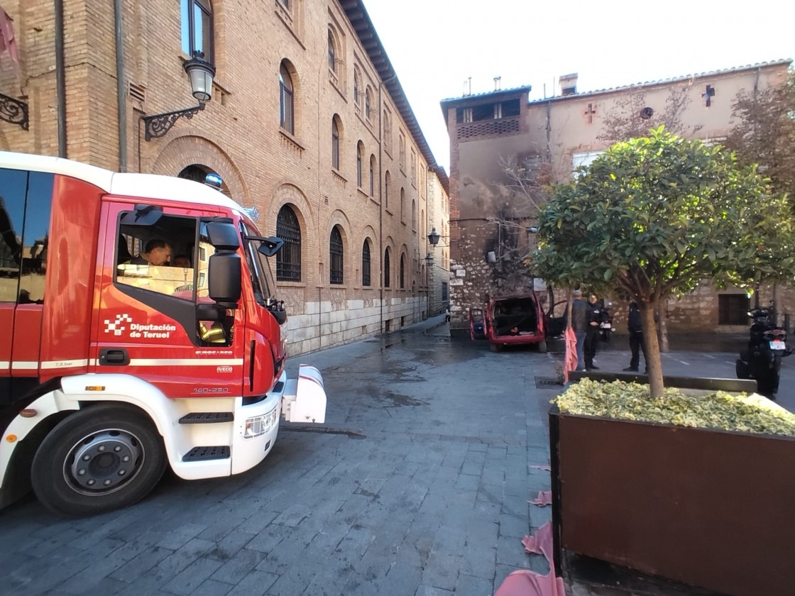 Un incendio  afecta a un coche, una moto y a la fachada de un edificio en la plaza de las Monjas