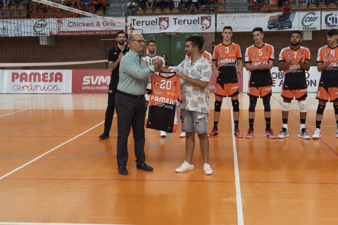Marcos Gascón, diseñador de la primera equipación de Pamesa Teruel Voleibol: “No había ido nunca a un partido de voleibol, pero a partir de ahora espero ir muchas veces”