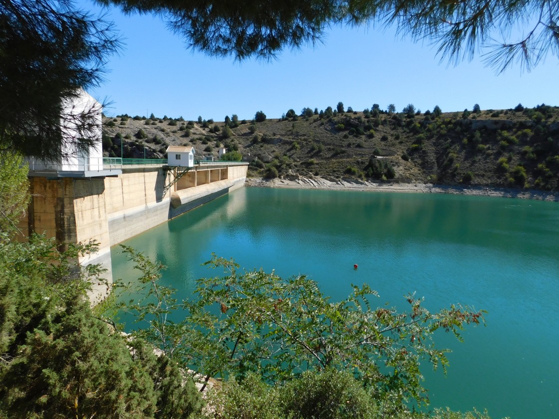 El Arquillo dobla la media estatal en reserva de agua, aunque está en el nivel más bajo del último lustro