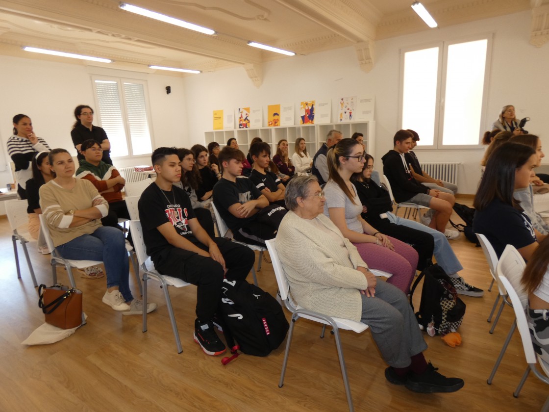 El colegio La Purísima de la capital inaugura su nueva biblioteca, que quiere abrirse a la ciudad