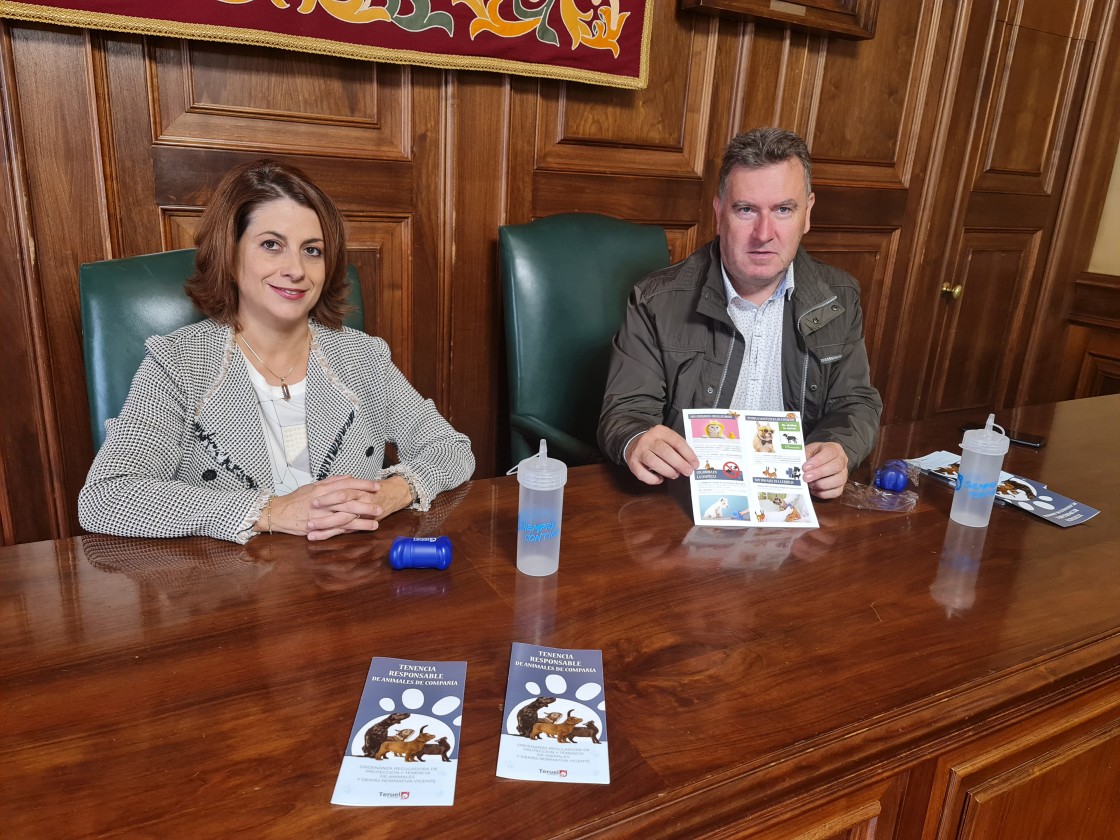 El Ayuntamiento de Teruel repartirá el sábado botellas y portabolsas a los turolenses que acudan con su perro a la plaza de la Grama, Glorieta y plaza de la Cultura