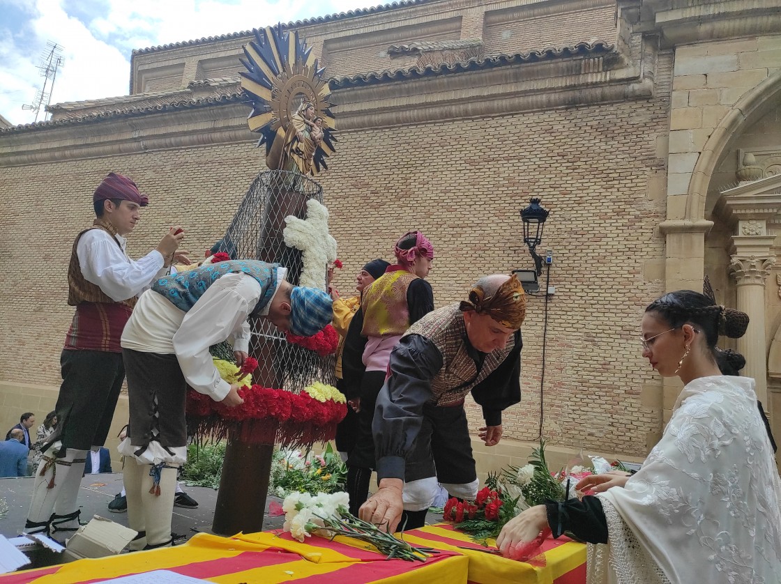 Los calandinos muestran su gran devoción por la Virgen del Pilar en la Ofrenda