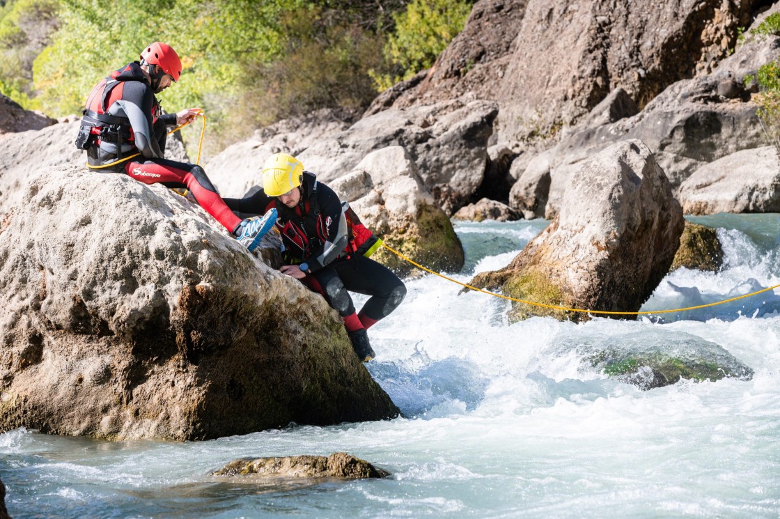 Los bomberos de la Diputación de Teruel prueban nuevo material y técnicas de rescate en aguas superficiales