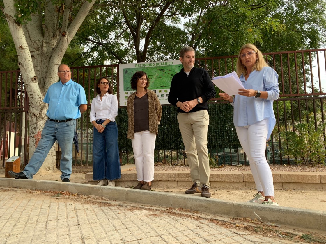 La comunidad educativa de Alcañiz promueve un recorrido botánico en el entorno del colegio Concepción Gimeno